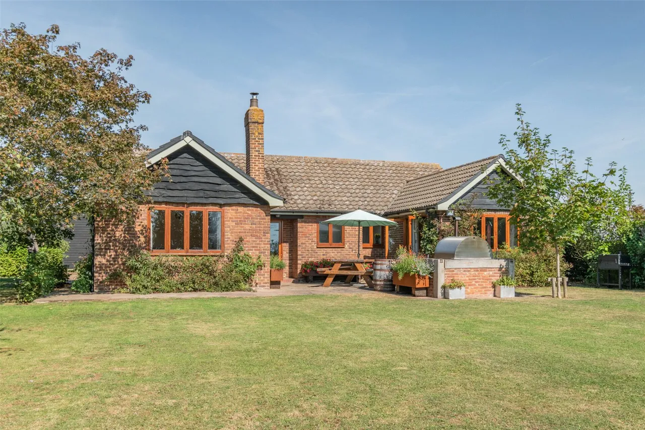 4 bed house for sale, Stoke Road, Upper Stoke, ME3