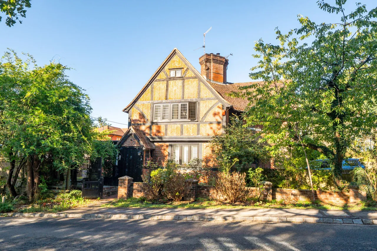 3 bed property for sale, Haslemere Road, Brook, GU8