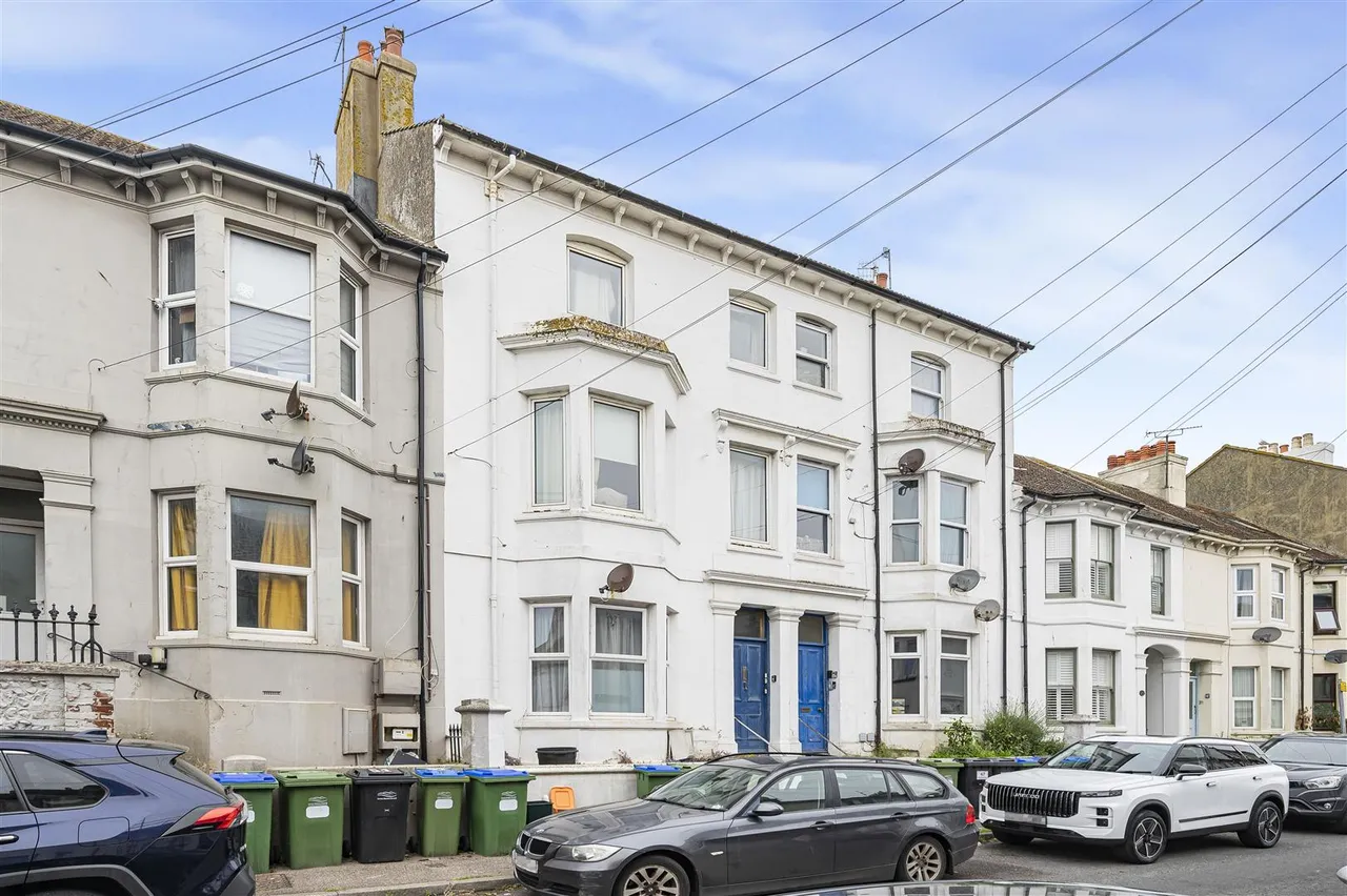 2 bed flat for sale, Meeching Road, Newhaven