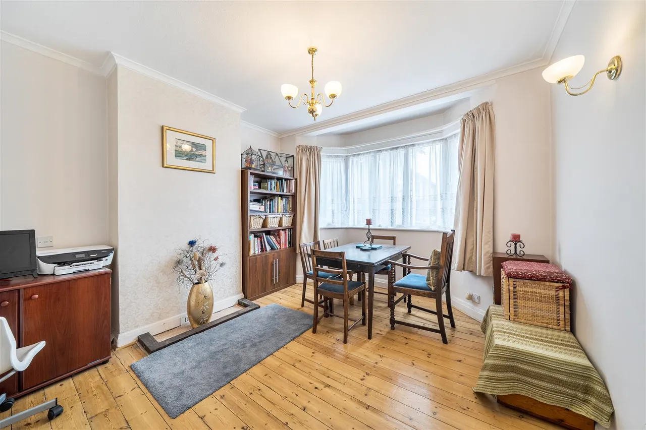 Oakington Manor Drive, Wembley, photo 3