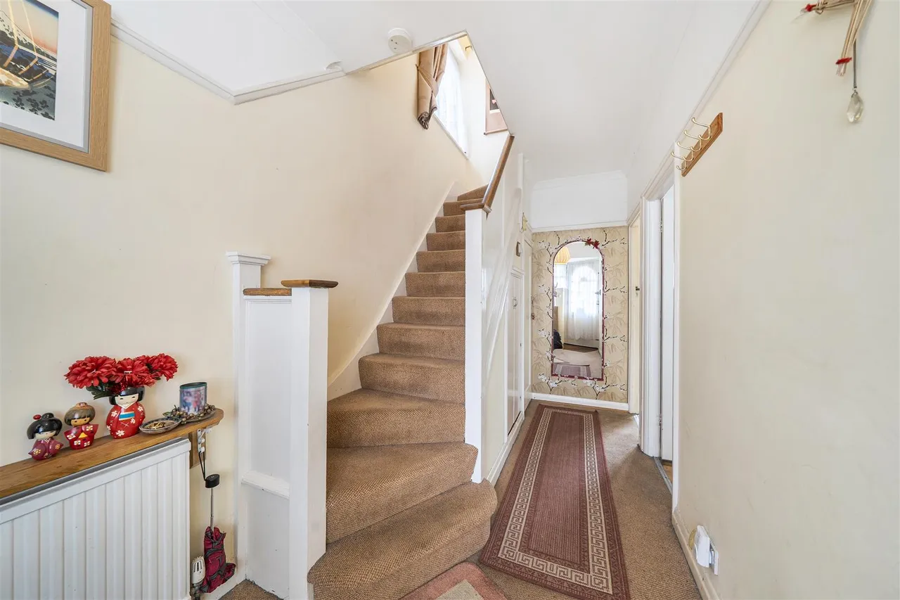 Oakington Manor Drive, Wembley, photo 2