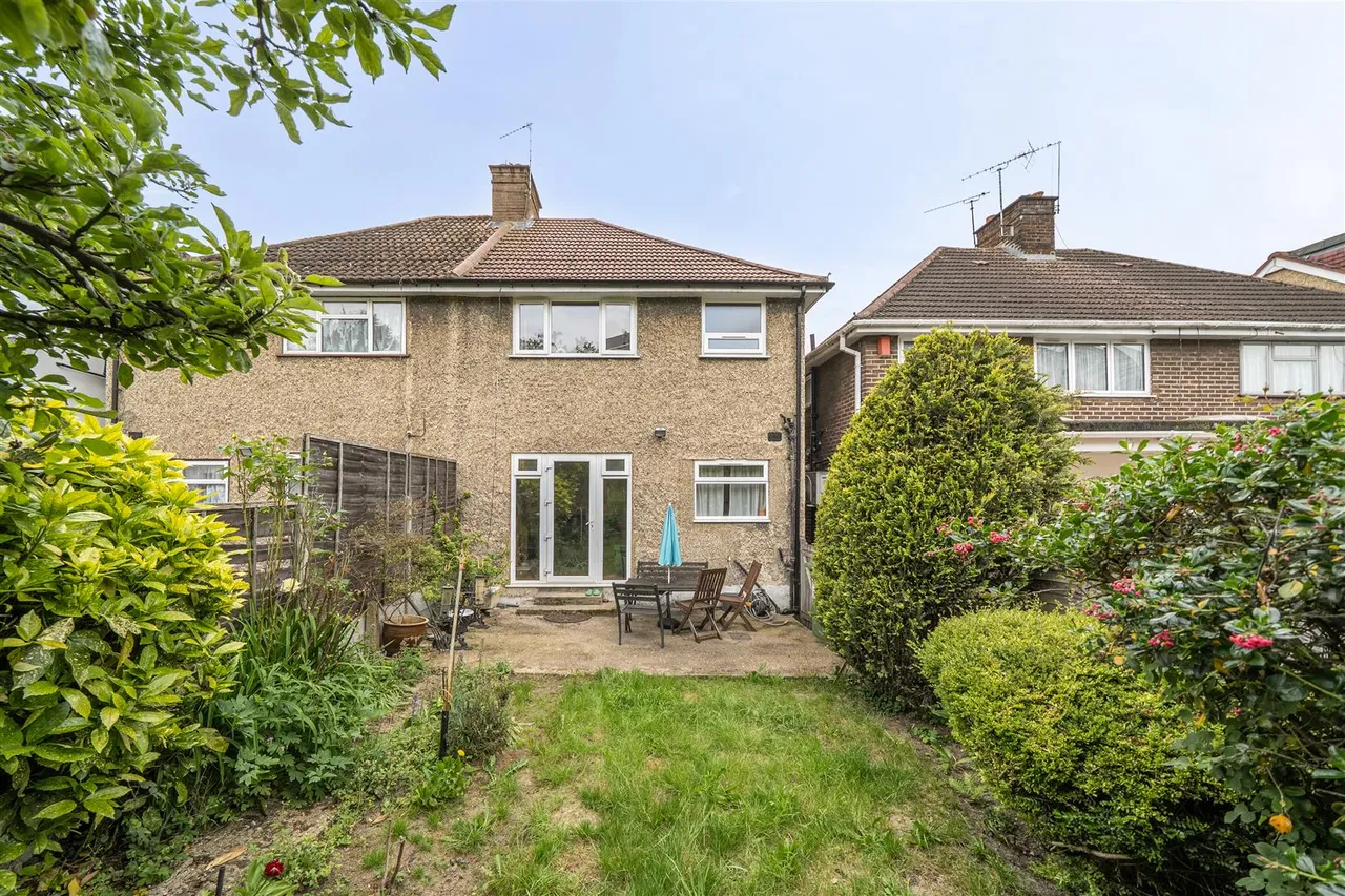 Oakington Manor Drive, Wembley, photo 13