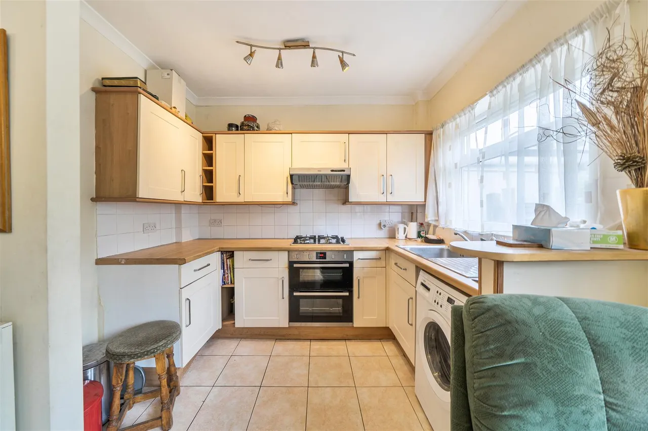 Oakington Manor Drive, Wembley, photo 7