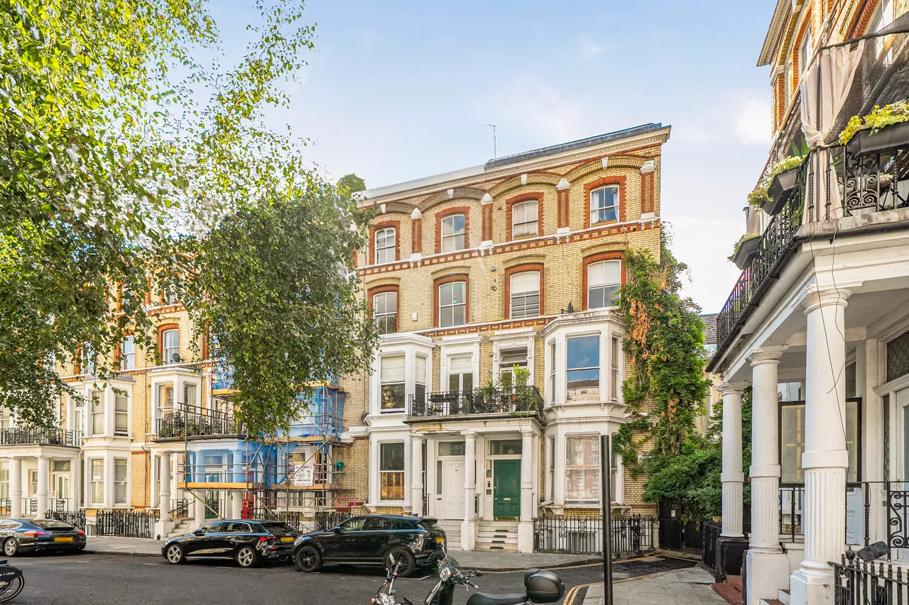 2 bed flat for sale — Flat 5, 22 Cheniston Gardens, London