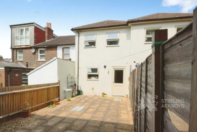 2 bed house to rent, Drummond Road, Guildford, GU1