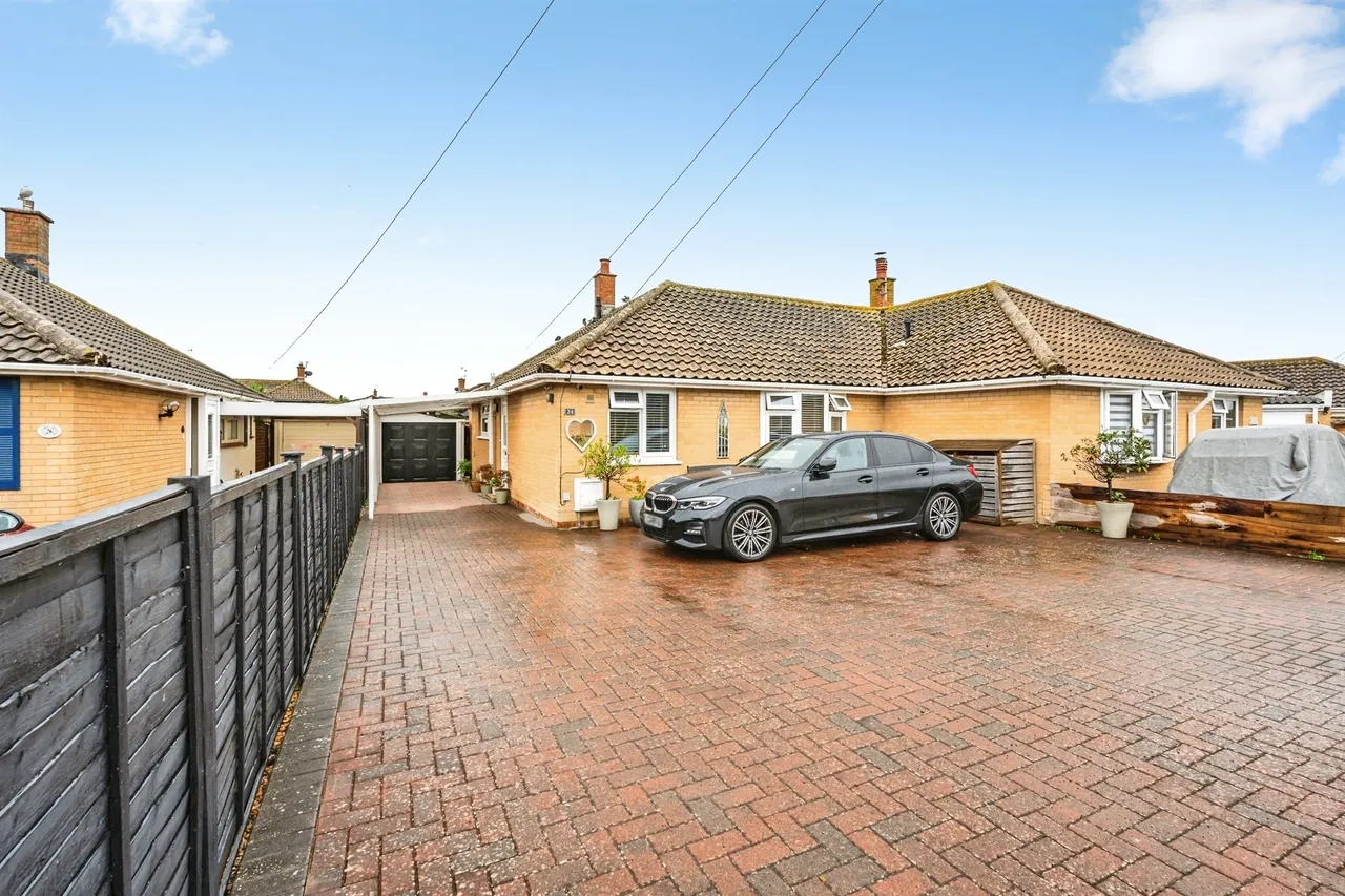 2 bed house for sale — Innings Drive, Pevensey Bay, Pevensey