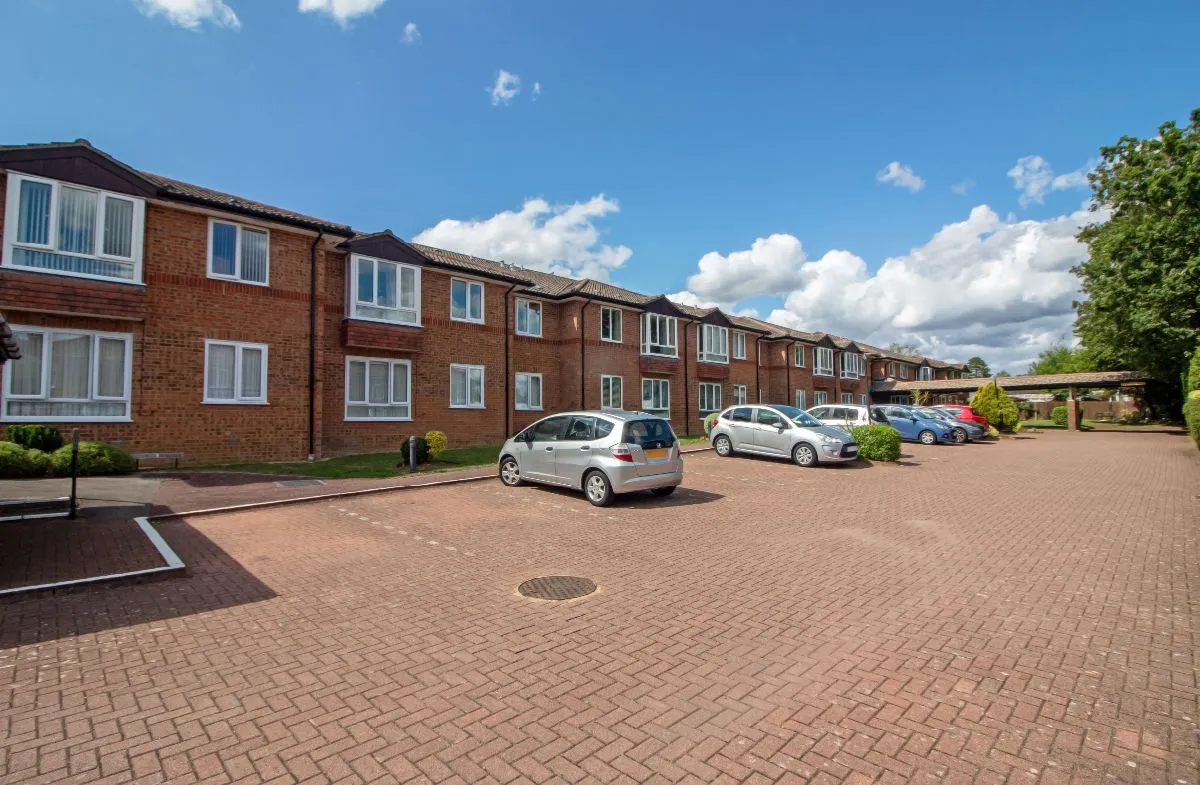 1 bed flat for sale — 38 Holman Close, Waterlooville, PO8 8HD