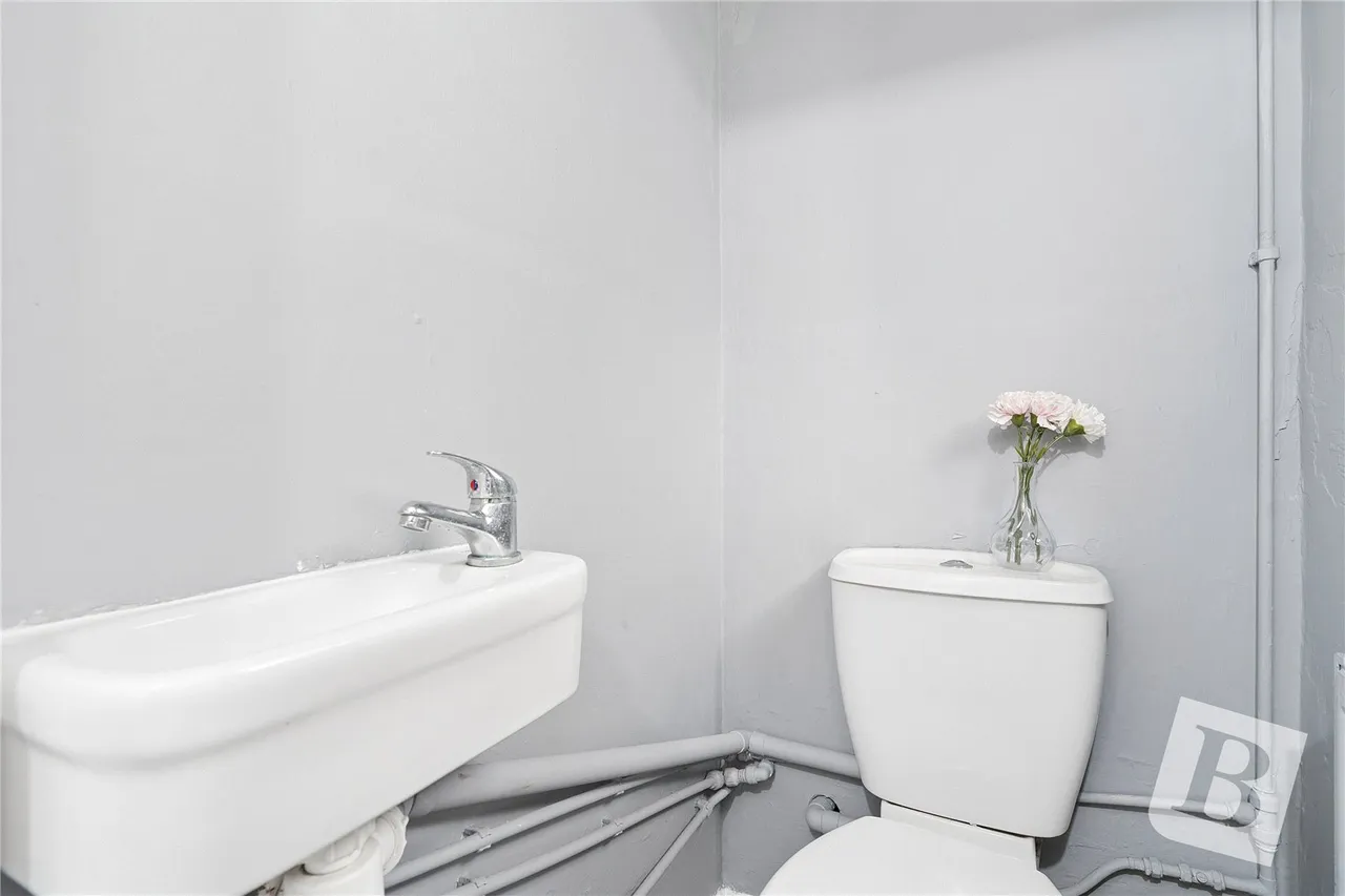 Bata Avenue, East Tilbury, Tilbury, RM18, photo 6