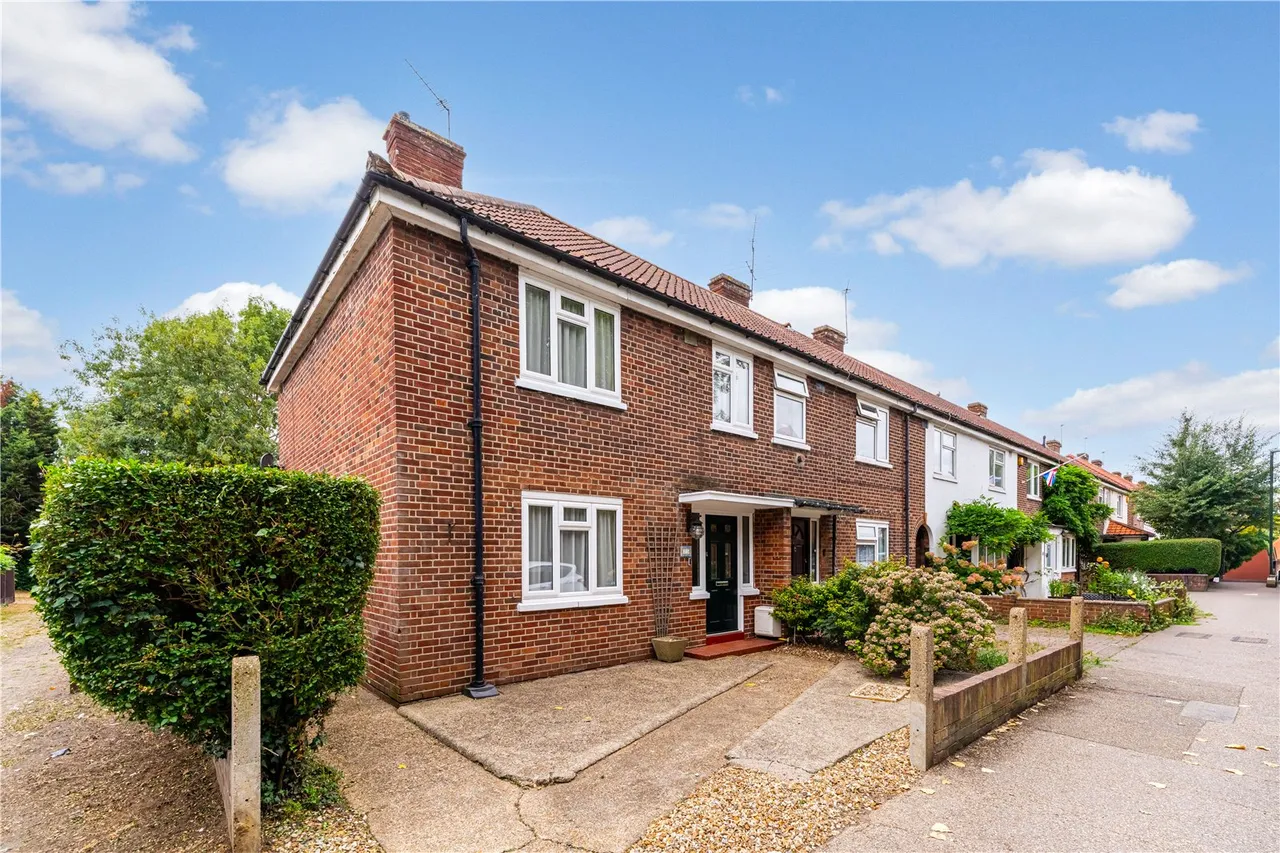 3 bed house for sale — Bishops Grove, Hampton, TW12 1AJ