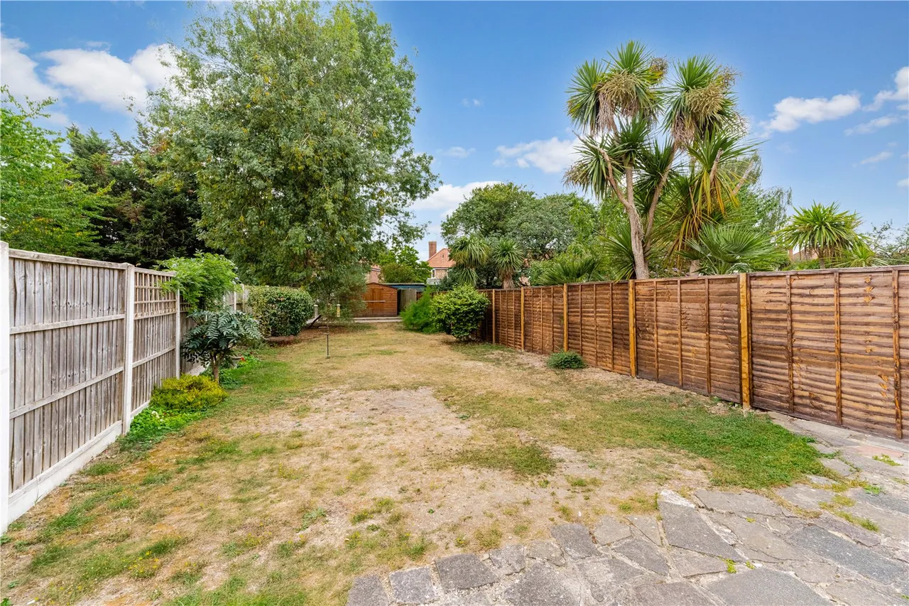 Bishops Grove, Hampton, TW12 1AJ, photo 2