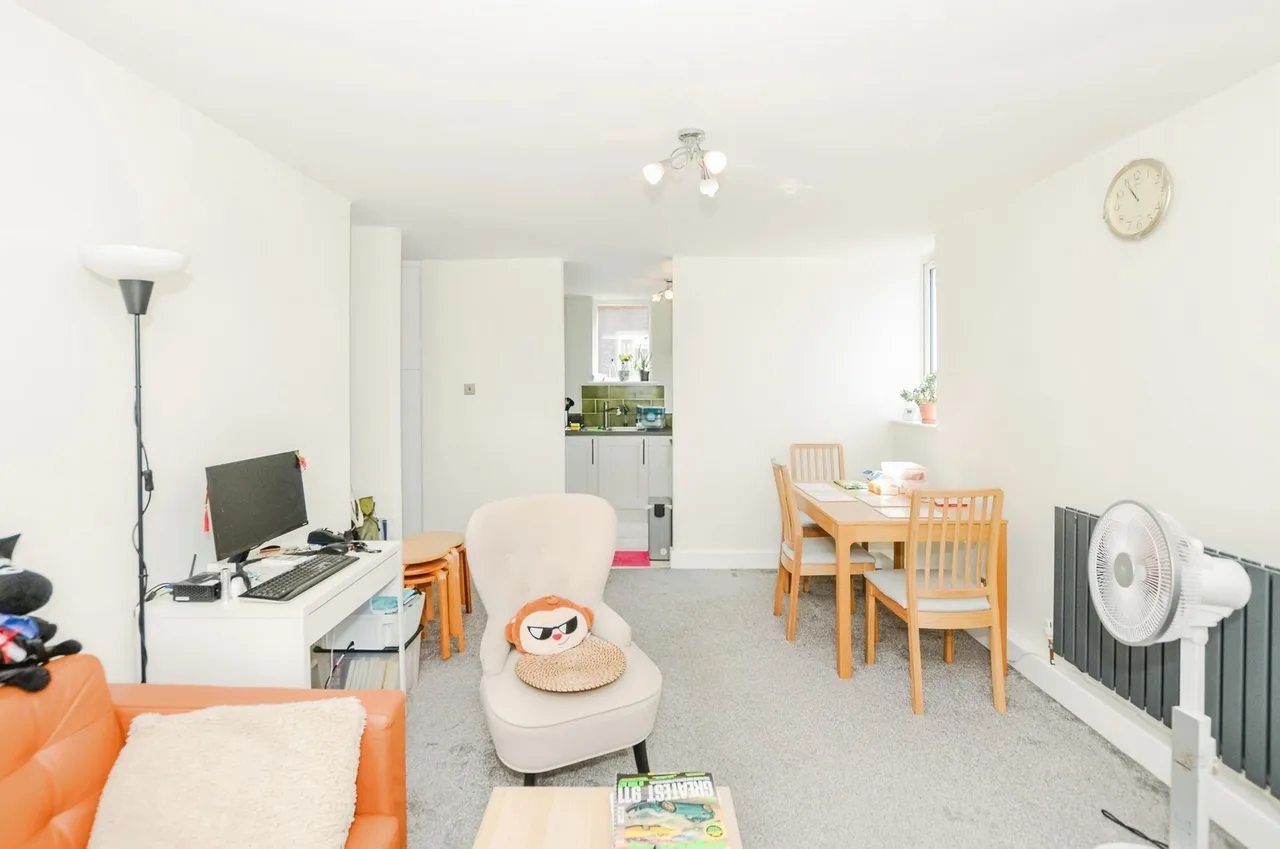 Gardner Close, London, E11, photo 5