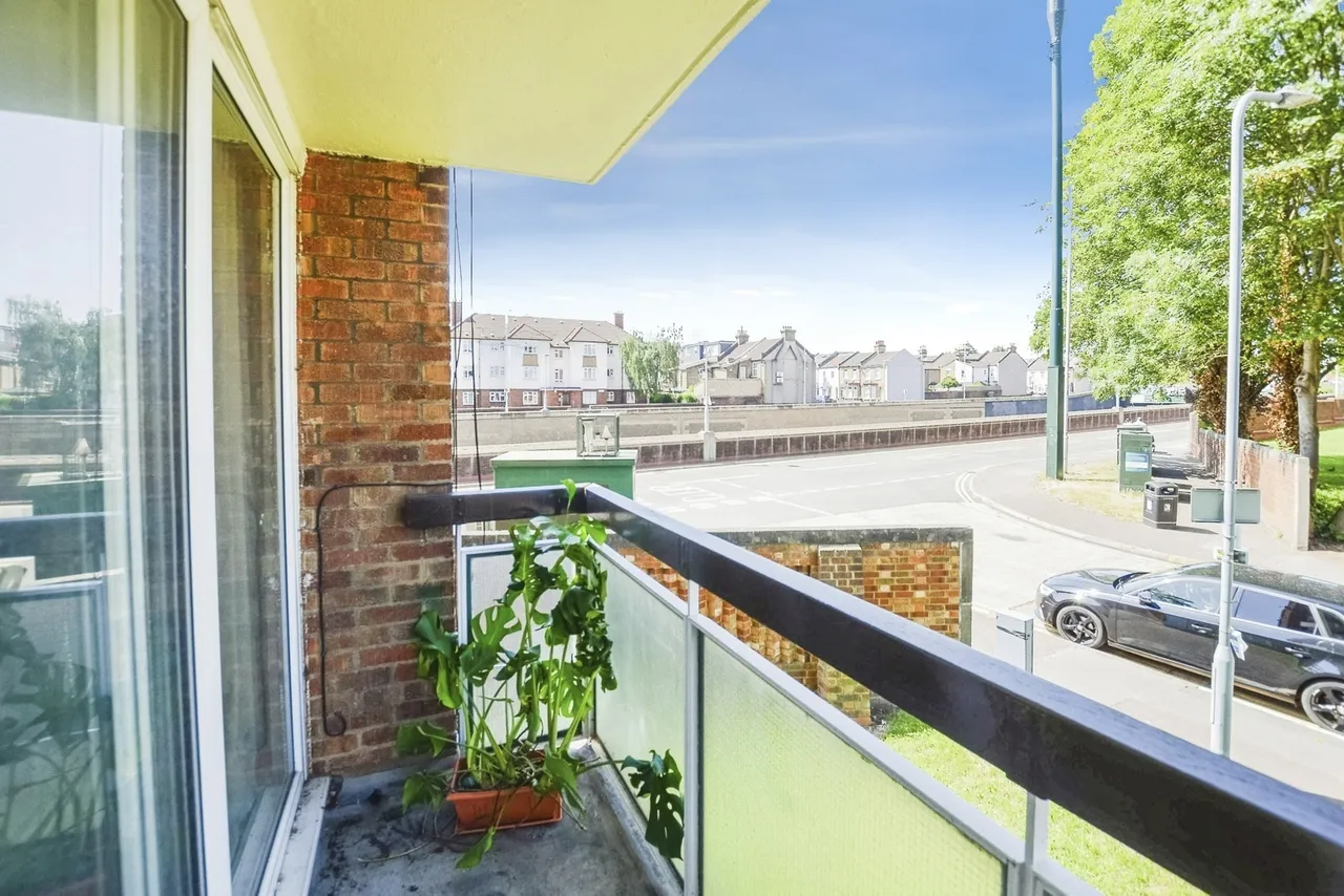 Gardner Close, London, E11, photo 4