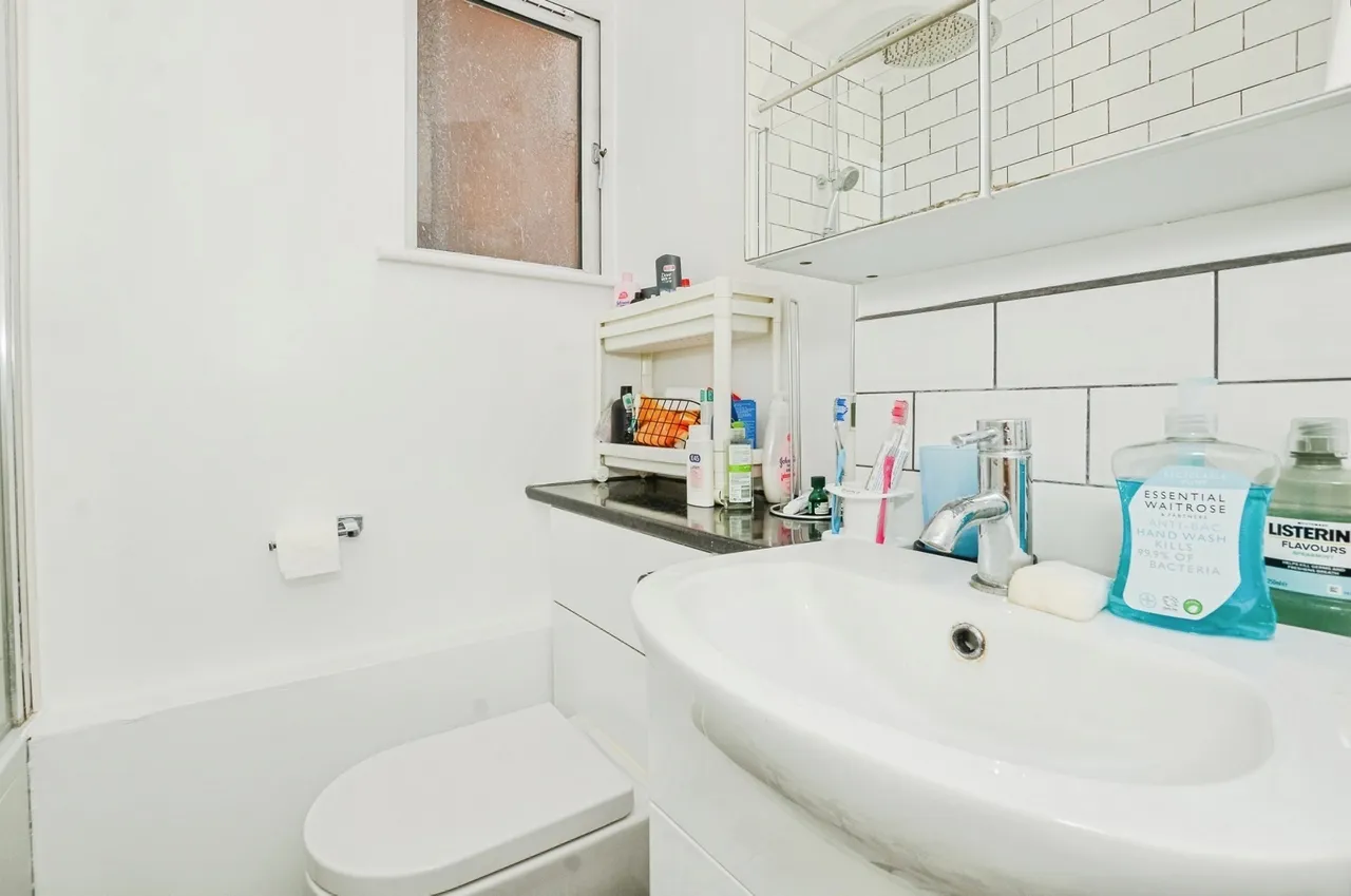 Gardner Close, London, E11, photo 13
