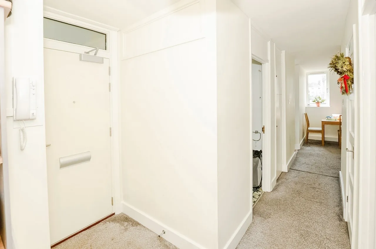 Gardner Close, London, E11, photo 6