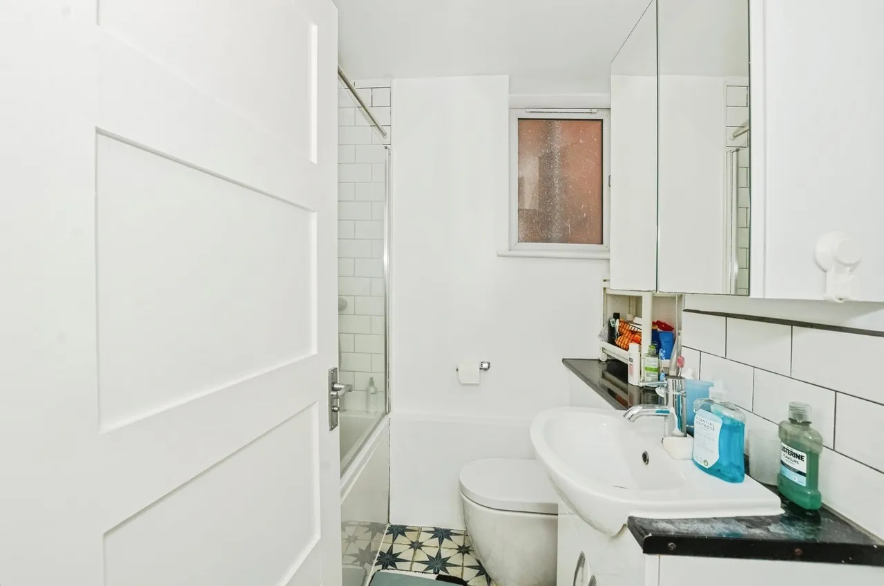 Gardner Close, London, E11, photo 11