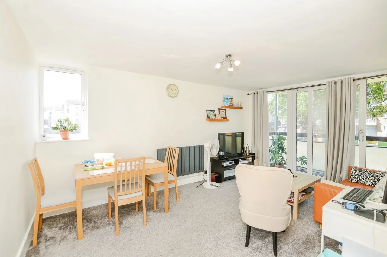 2 bed flat for sale — Gardner Close, London, E11