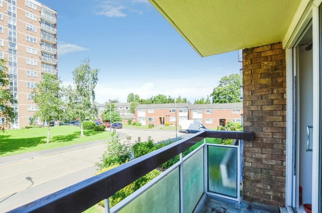 Gardner Close, London, E11, photo 3