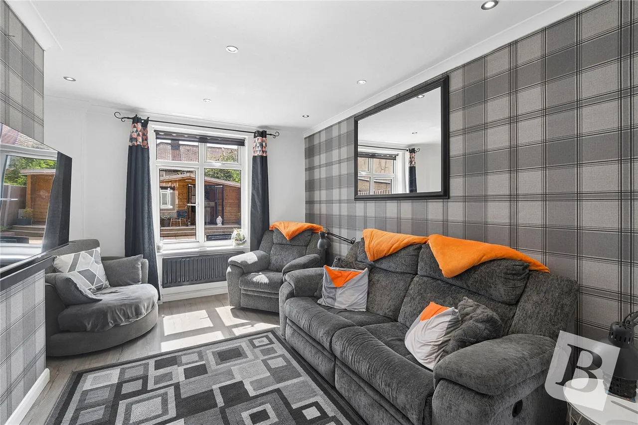 Parsloes Avenue, Dagenham, RM9, photo 2