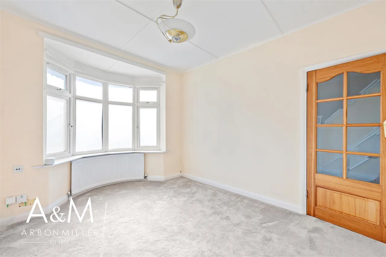 Belvedere Avenue, Clayhall, Esssex, Ilford, Essex, IG50UE, photo 4