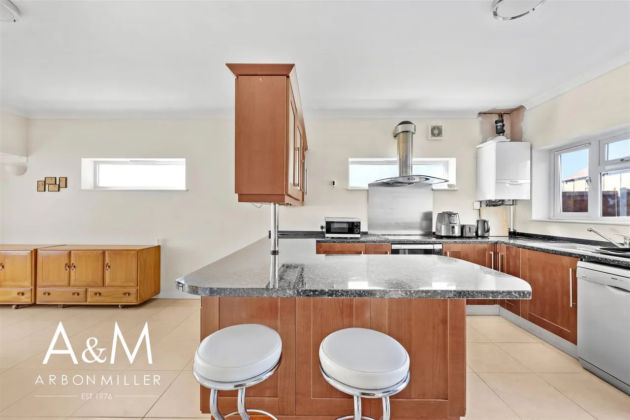 Belvedere Avenue, Clayhall, Esssex, Ilford, Essex, IG50UE, photo 12