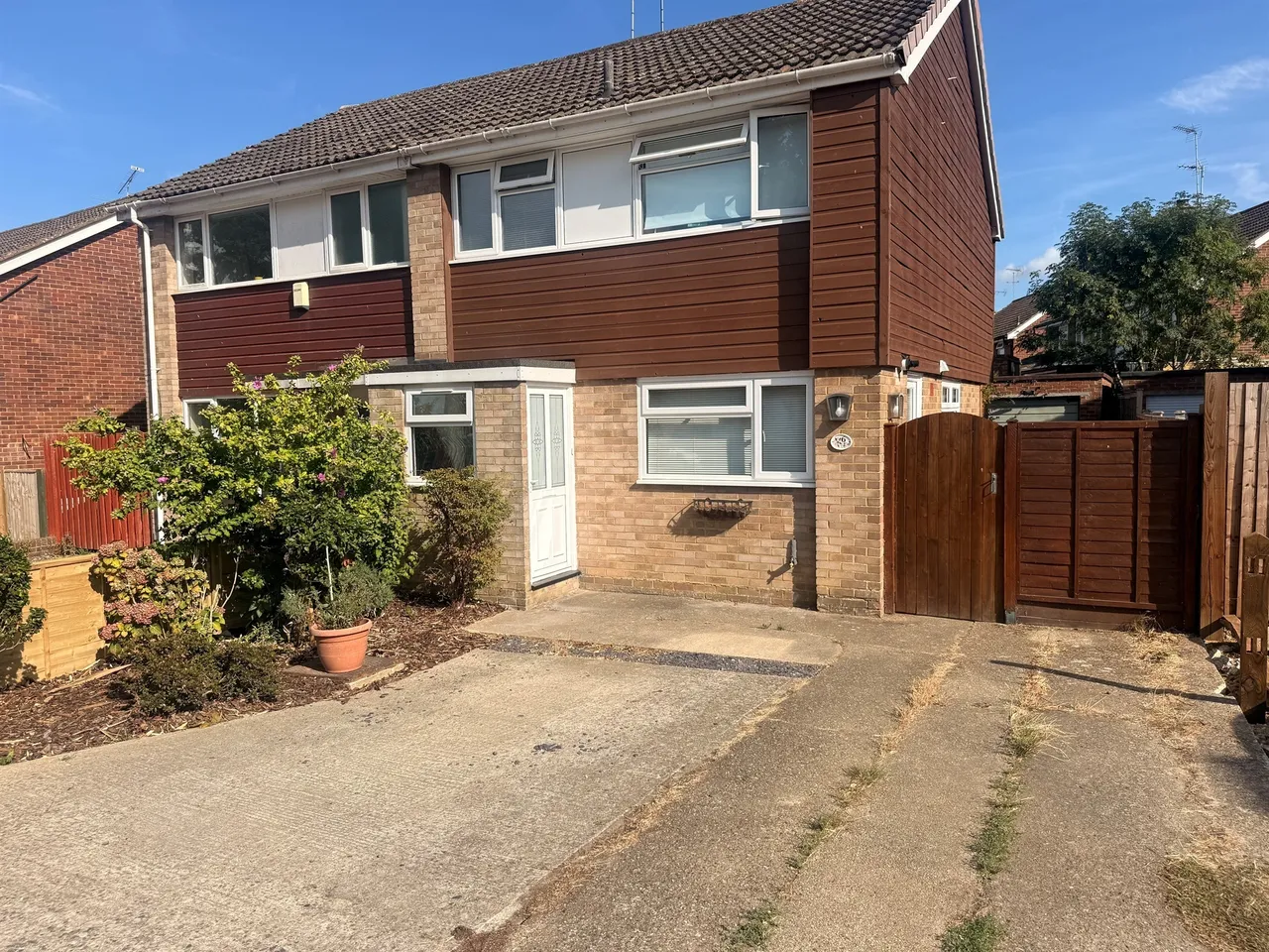 3 bed house for sale — Alders Avenue, East Grinstead