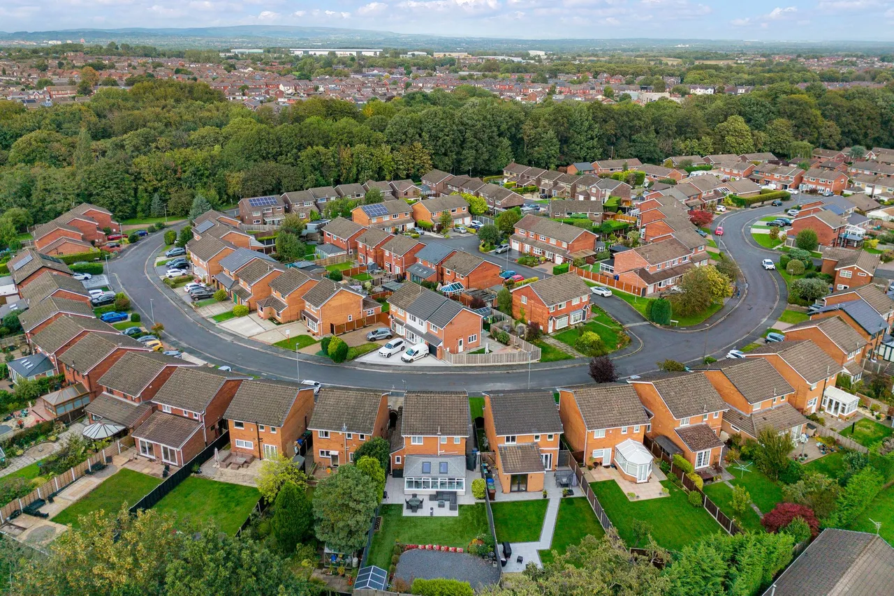 Lazenby Crescent, Ashton-In-Makerfield, WN4, photo 4