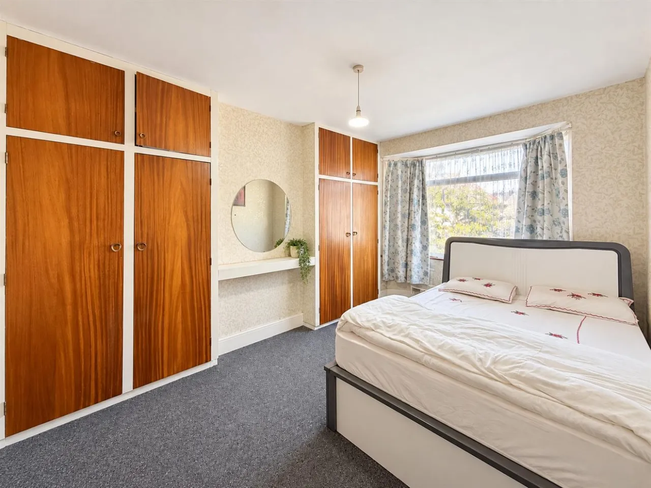 Semi-Detached To LetHogarth Gardens, Hounslow, TW5, photo 3