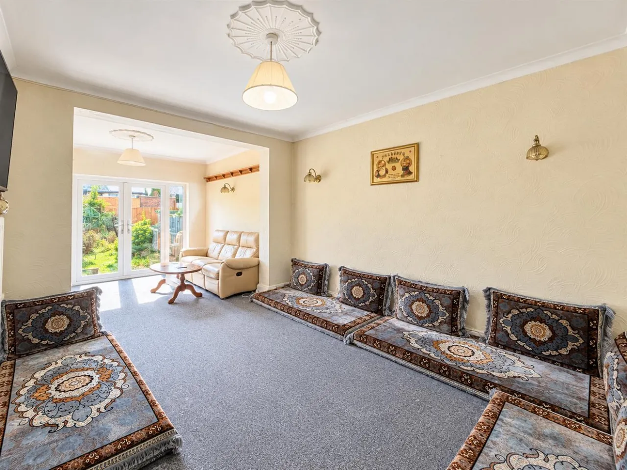 Semi-Detached To LetHogarth Gardens, Hounslow, TW5, photo 2