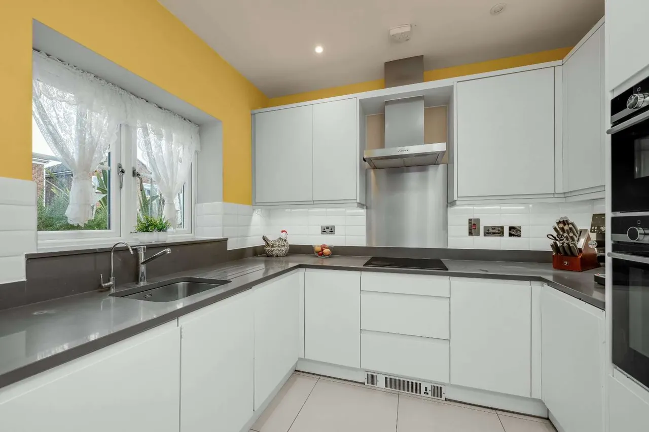 Old Halliford Place, Shepperton, Surrey, TW17 9BF, photo 6