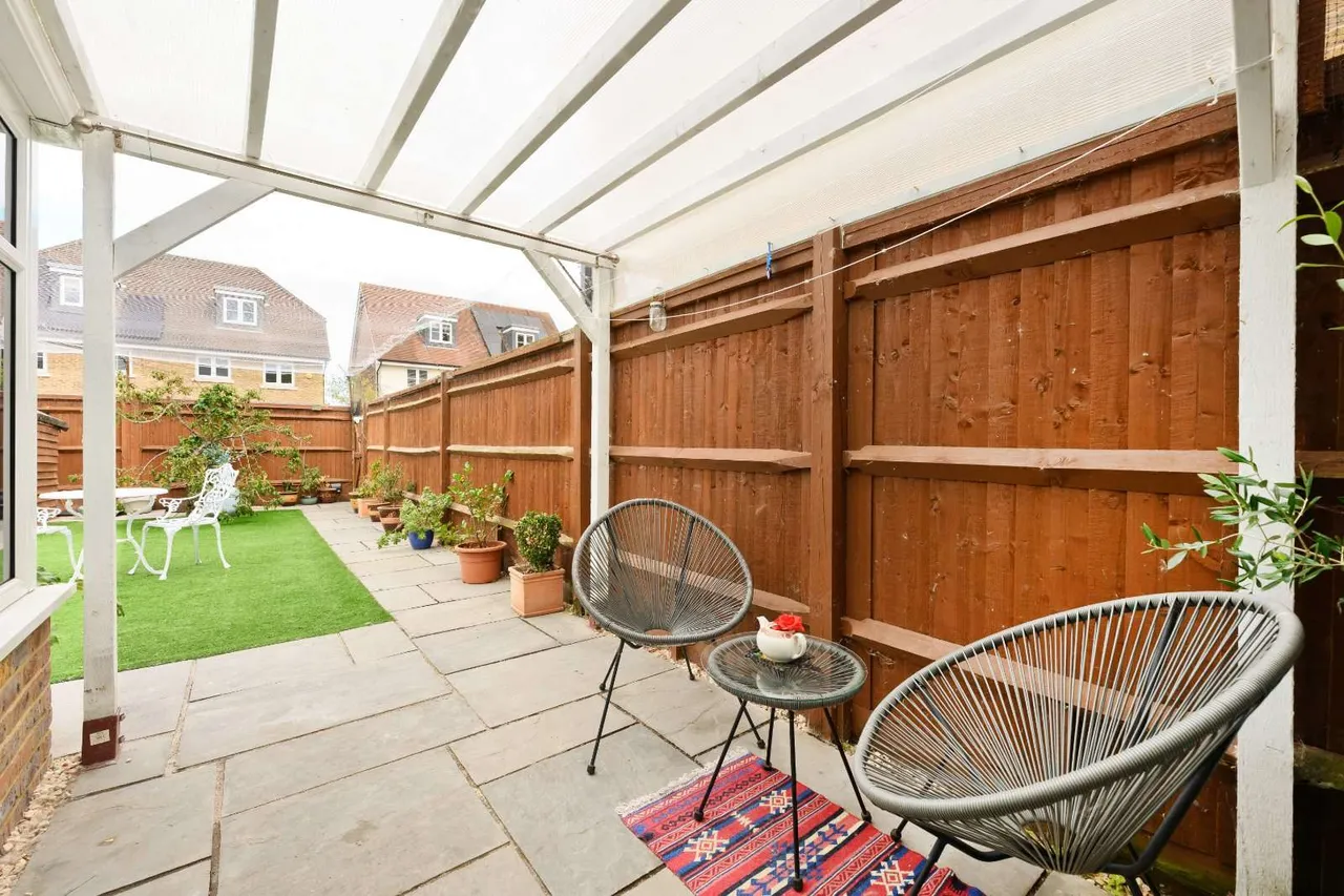 Old Halliford Place, Shepperton, Surrey, TW17 9BF, photo 2