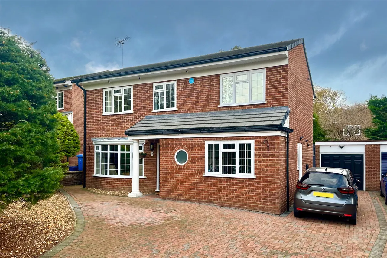 4 bed house for sale — Rowans Close, Farnborough, Hampshire, GU14 9EJ