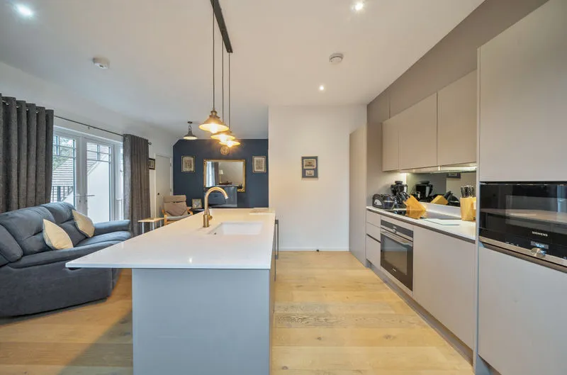 3 bed flat for sale — 1 Woodcote Valley Road, Purley CR8 3AH
