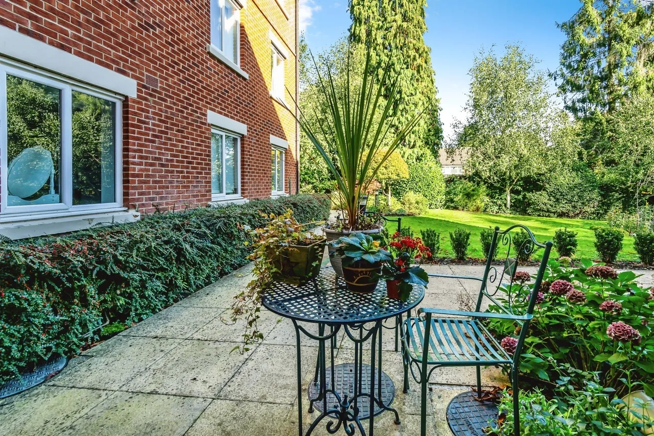 2 bed flat for sale — Stafford Road, Caterham, Surrey, CR3