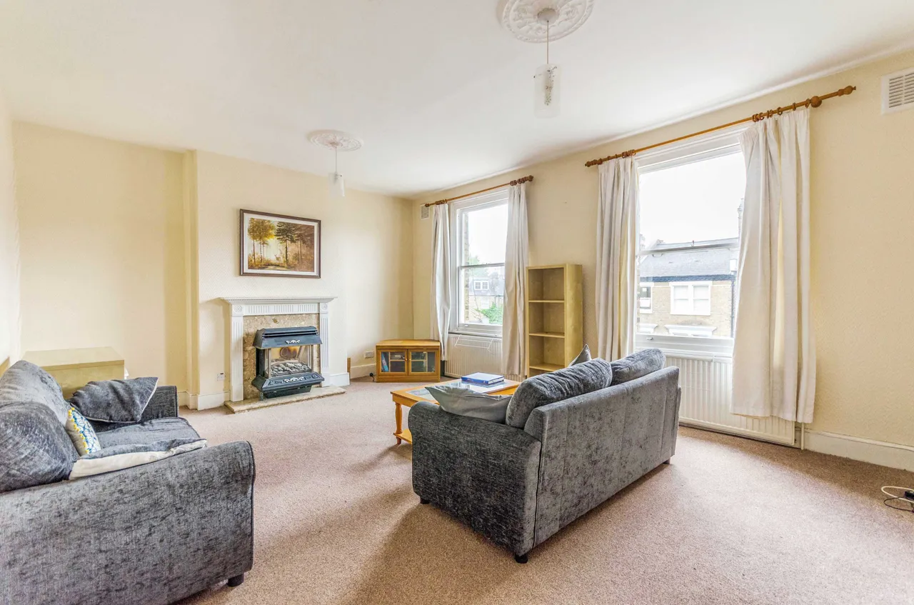 3 bed flat to rent — 23b Cardozo Road, London