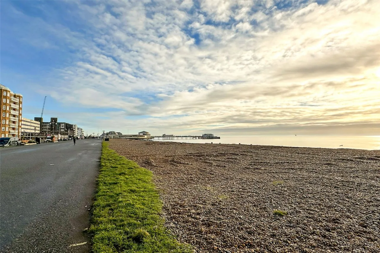 Worthing, BN11, photo 3