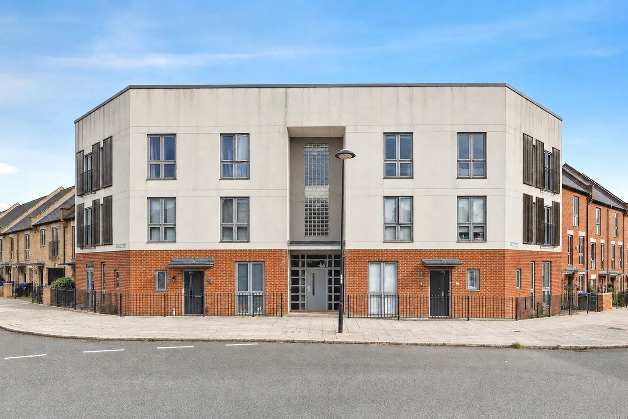 2 bed flat for sale — High Street, Upton, Northampton, Northamptonshire, NN5