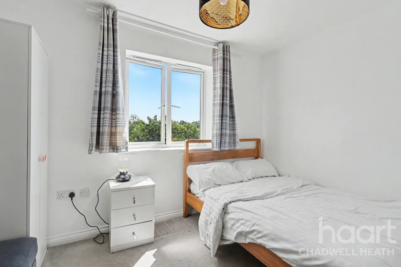 Glandford Way, Romford, RM6, photo 8