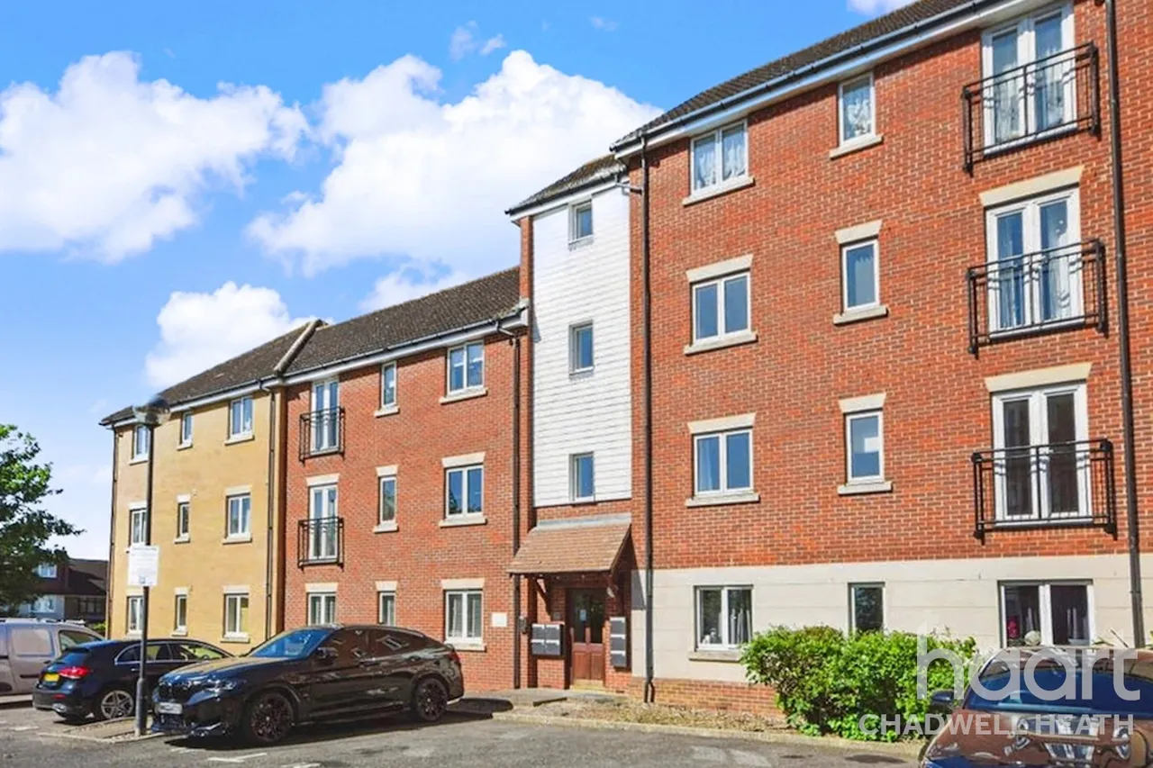 2 bed flat for sale, Glandford Way, Romford, RM6