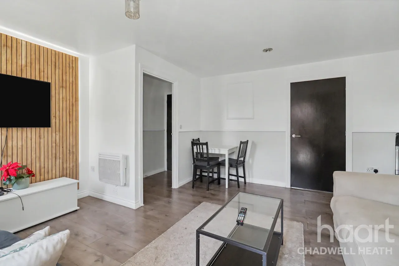 Glandford Way, Romford, RM6, photo 2