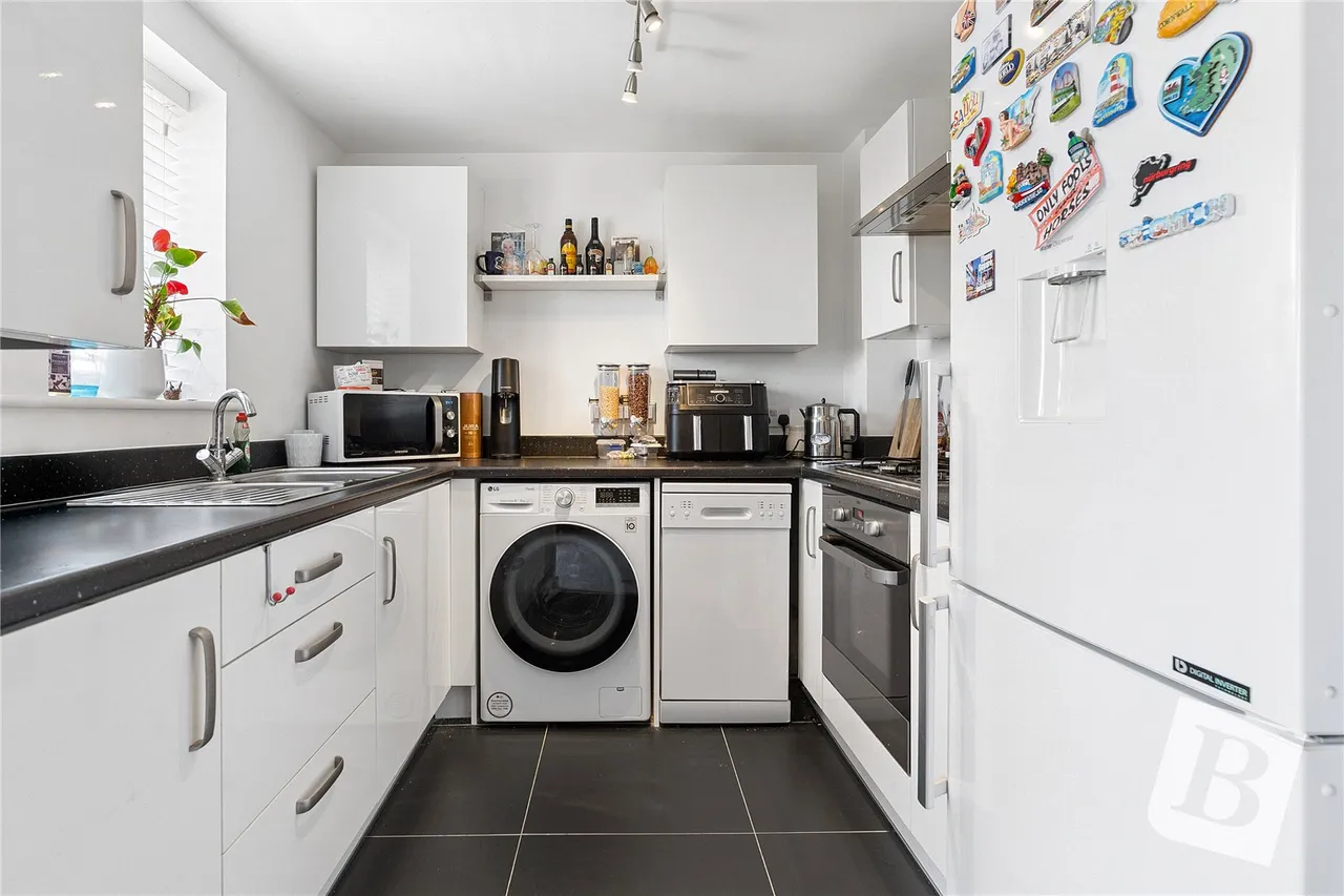 Warwick Crescent, Basildon, Essex, SS15, photo 3
