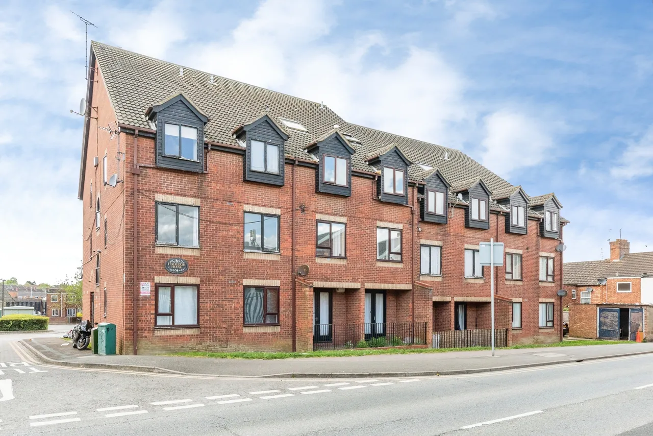 2 bed flat for sale, Rectory Road, Rushden, NN10