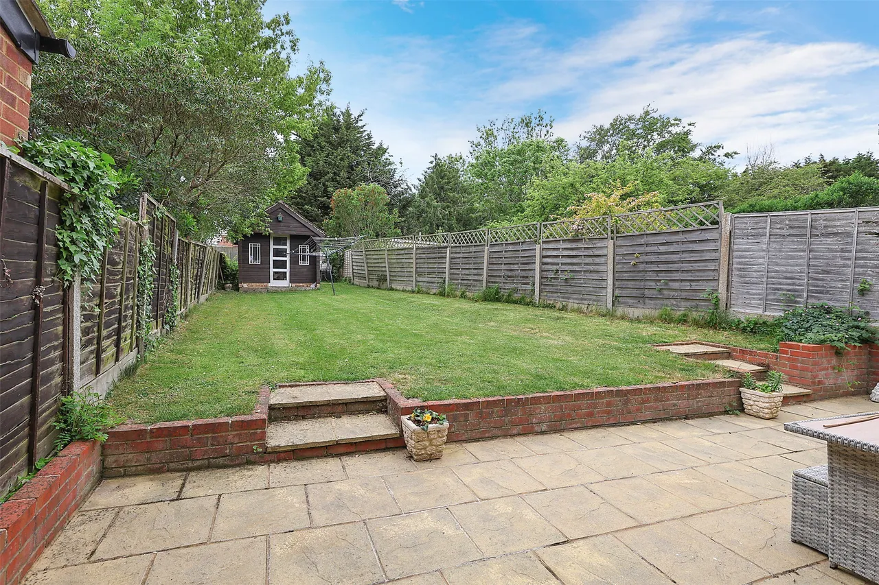 3 bed property for sale, Cobham Road, Fetcham, KT22