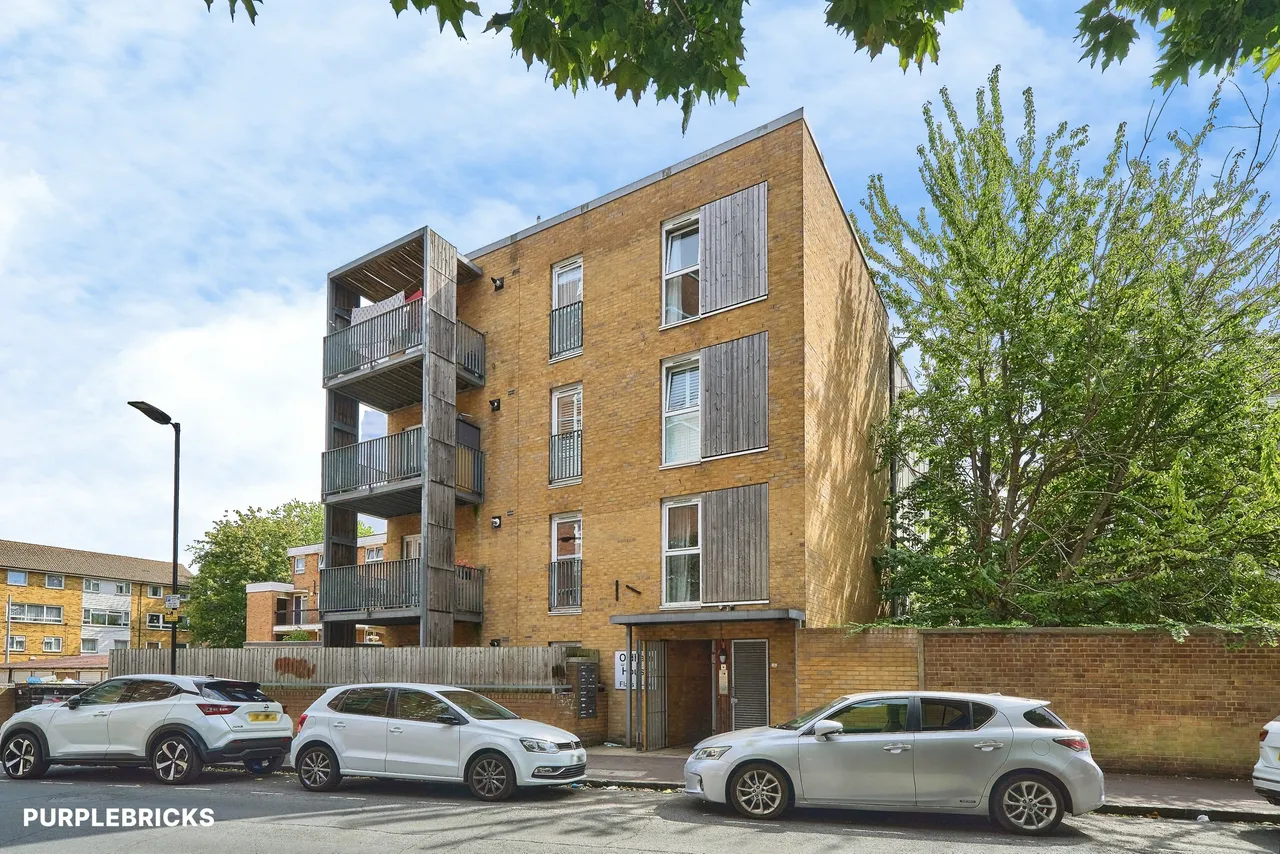 1 bed flat for sale, Grantham Road, London, E12