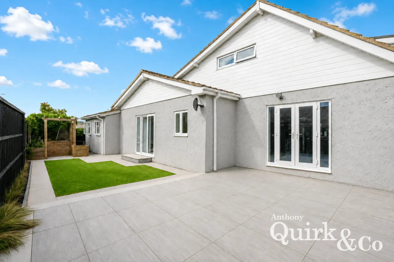 4 bed property for sale, Roggel Road, Canvey Island, SS8