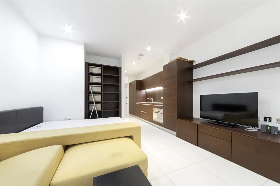 flat to rent — Albany House, London