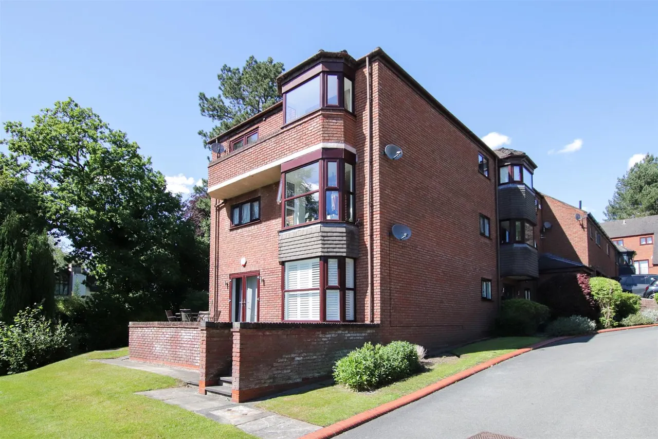 3 bed flat for sale, Park Road, Bowdon, WA14
