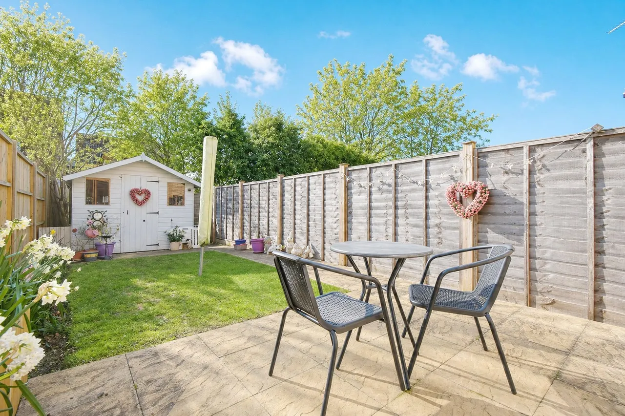 Bowling Green Drive, Hook, Hampshire, RG27 9TZ, photo 2