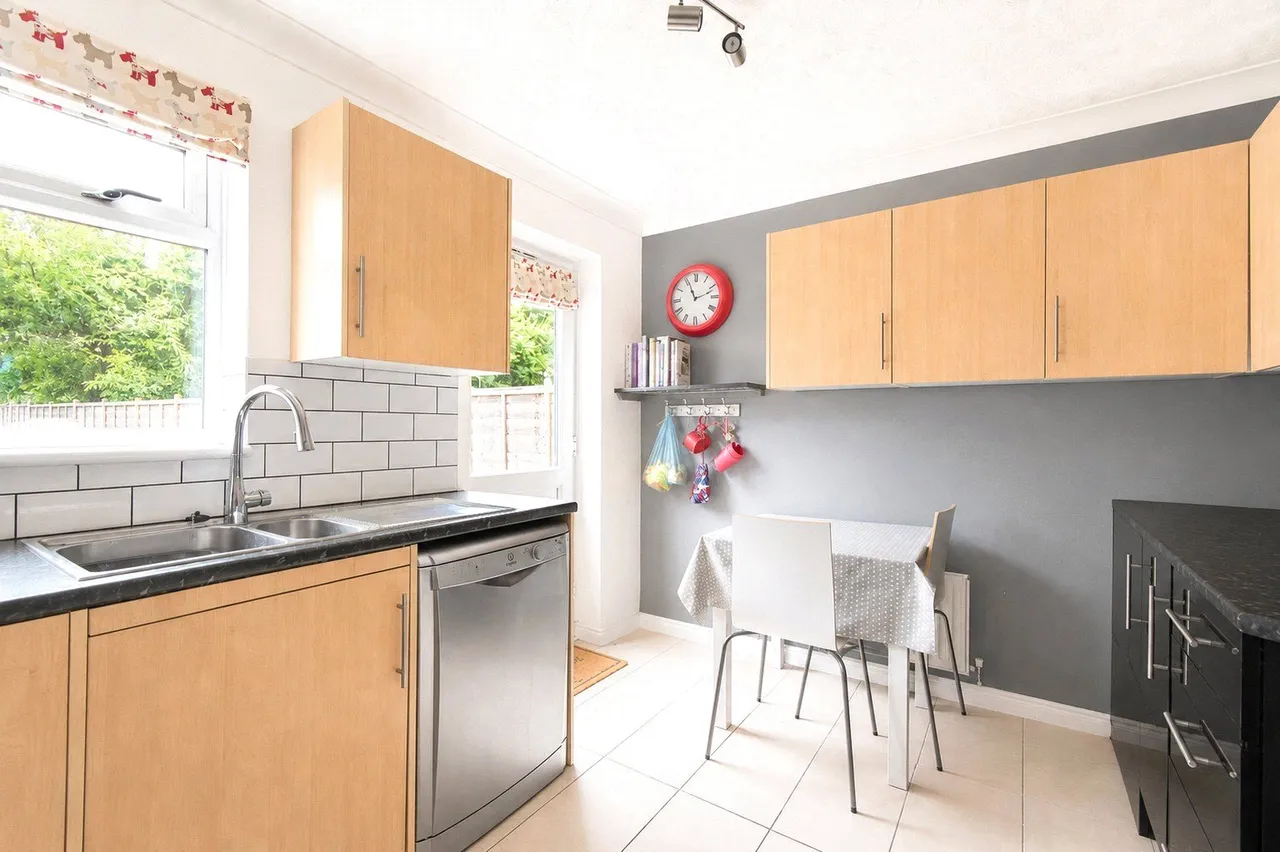 Bowling Green Drive, Hook, Hampshire, RG27 9TZ, photo 5