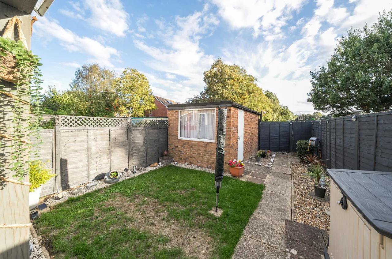 Kinross Crescent, Drayton, PO6, photo 12