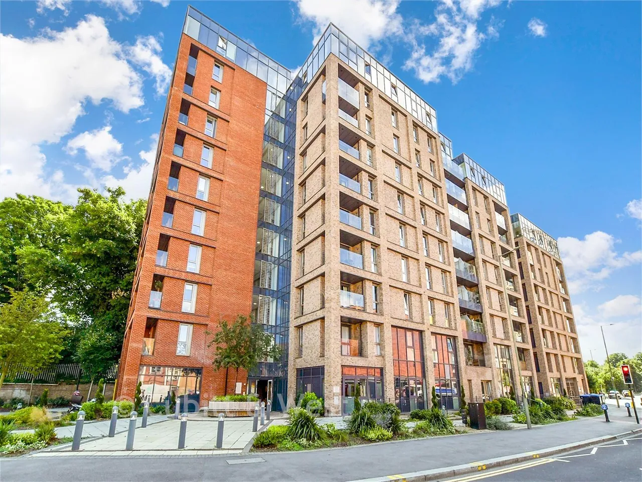 2 bed flat for sale, Marketfield Way, Redhill, RH1